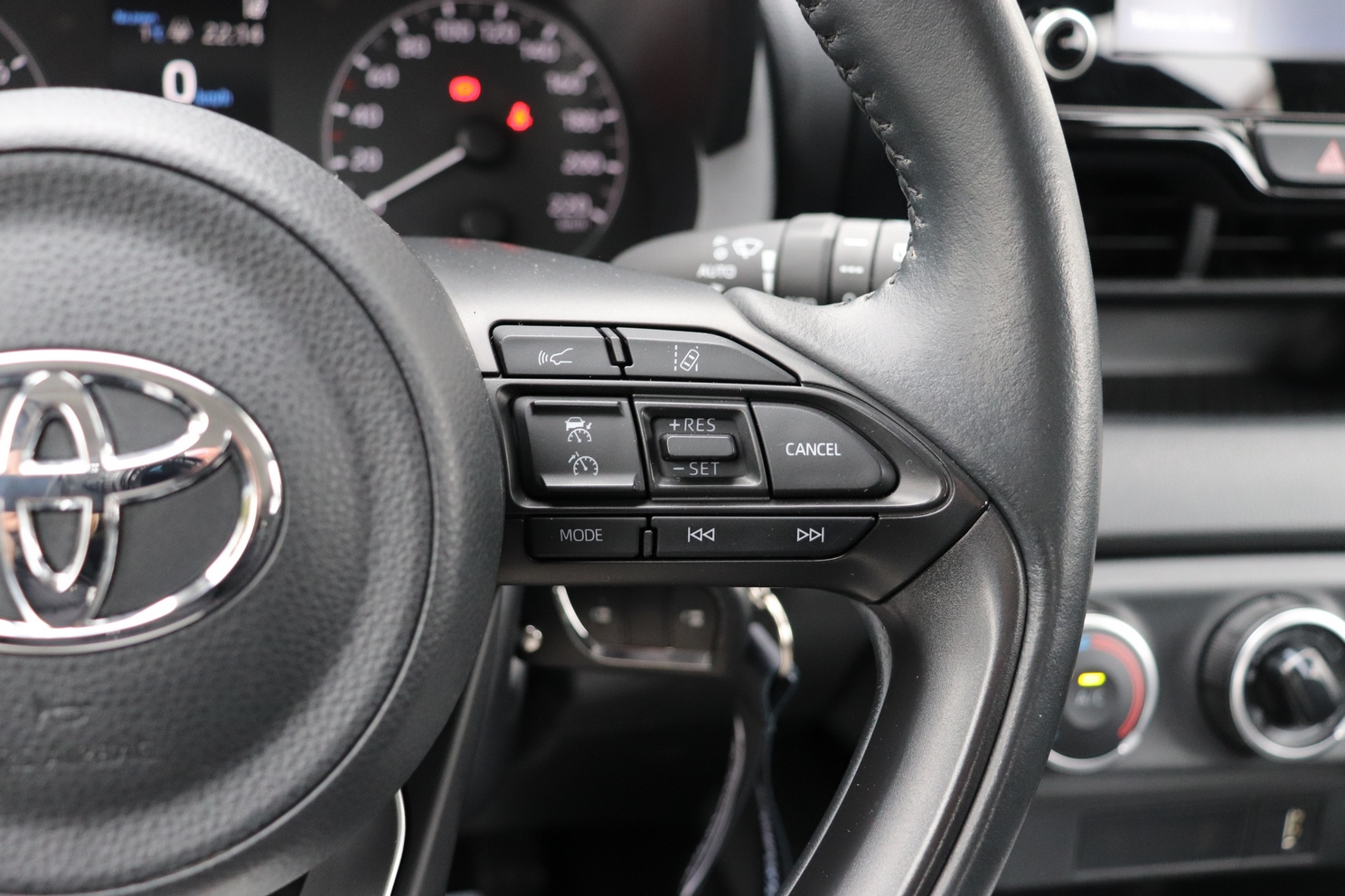 
								TOYOTA YARIS 1.5, 1 WŁAŚCICIEL, SERWISOWANY, NISKI PRZEBIEG, full									