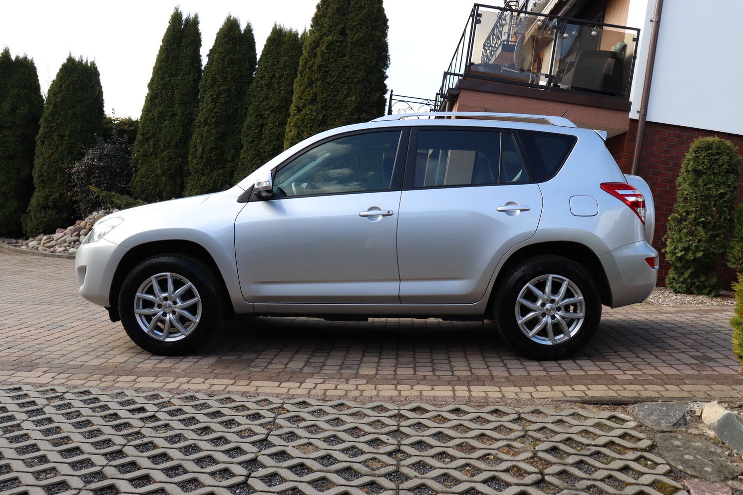
								TOYOTA RAV4 2.0 BENZYNA full									