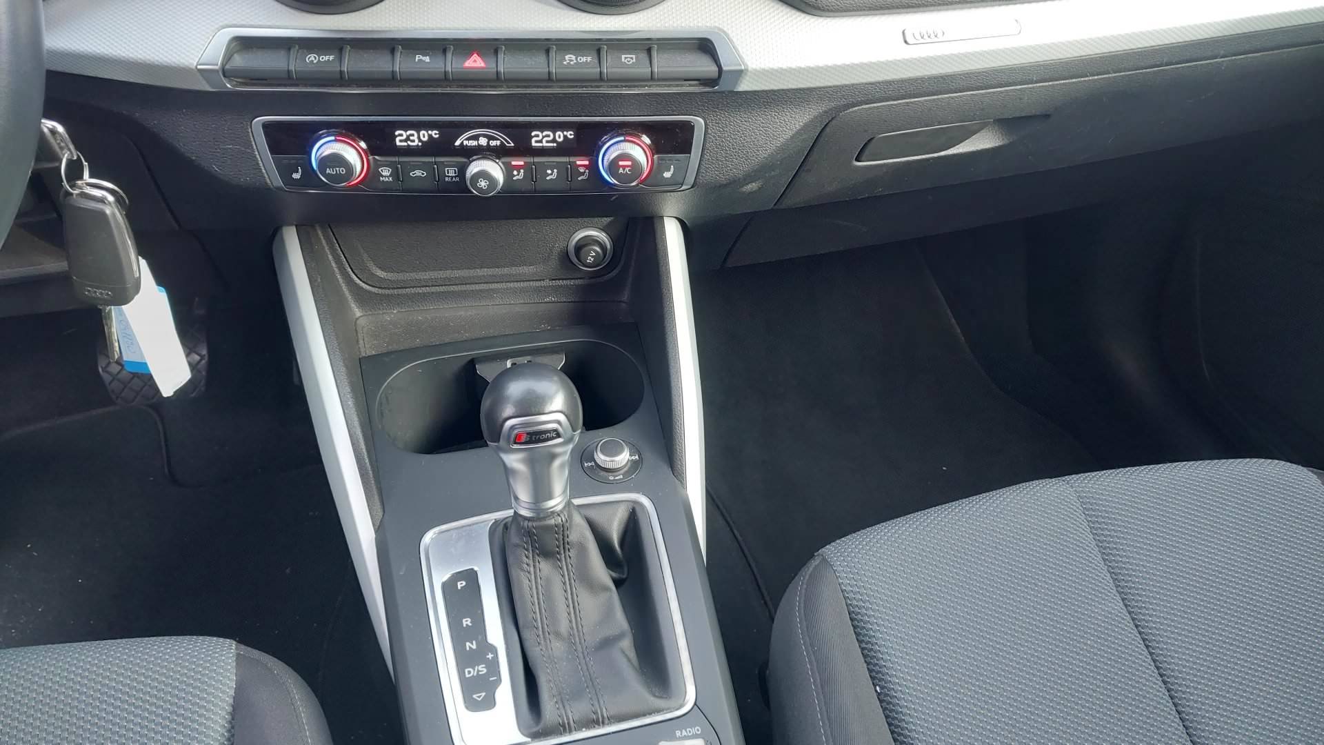 
								Audi Q2 design 1,4 TFSI S-tronic full									